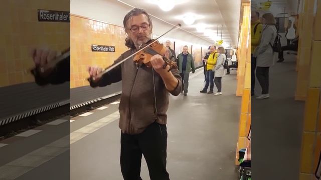 Amazing Street Violinist - Berlin