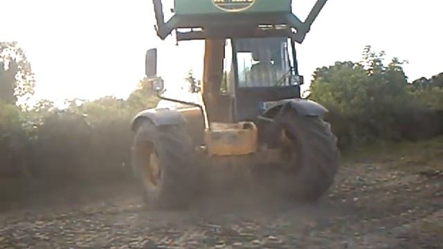 JCB loadall 530 unloading the last load of silage