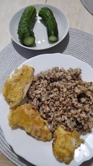 ЗАВТРАК / КУРИНЫЕ отбивные с гречкой и огурчиками