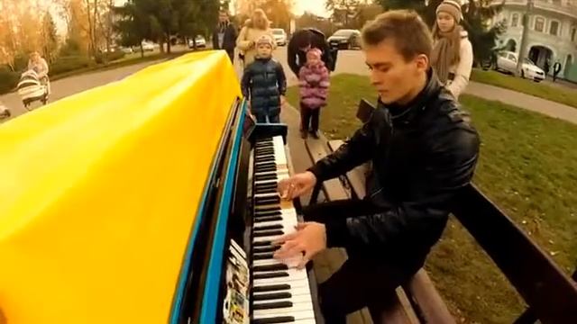Уличный пианист. Украина. Сумы. Артём Гарин