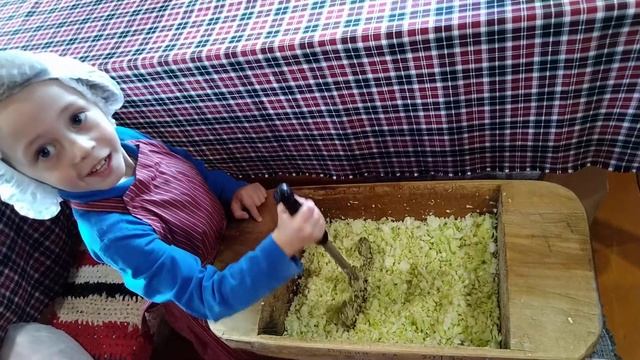 Лудорвай. Кира сечёт капусту для МК по перепечам.