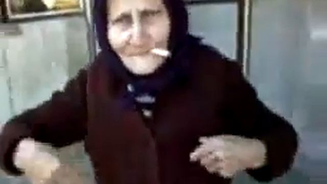 Бабка танцует тиктоник