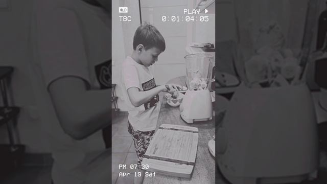 Готовим с Егором молочный коктейль!