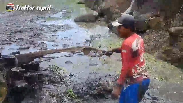 Wow.. Traktor Sawah Kubota RD 85 Pakai Pelampung Drum di Sawah Dalam