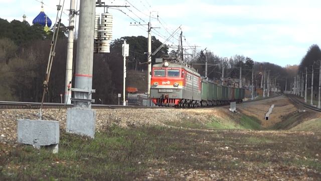 ВЛ10У-050 с грузовым поездом следует по перегону Солнечная-Внуково
