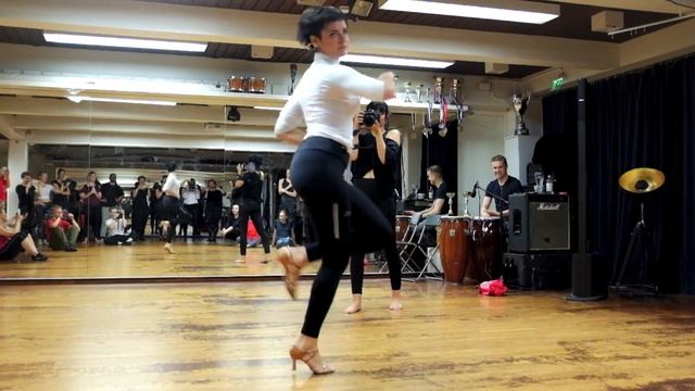 Alicia Velasco – Salsa Footwork [Ain´t No Sunshine]