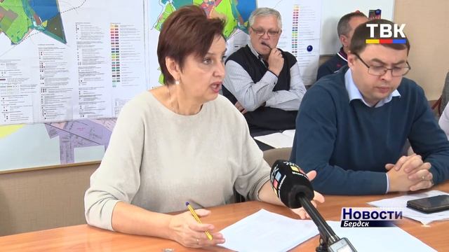 Вырубили старые и посадили молодые деревья в бердском парке в этом году
