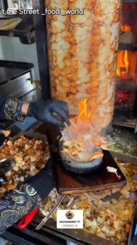 Street food. жаркое в огне