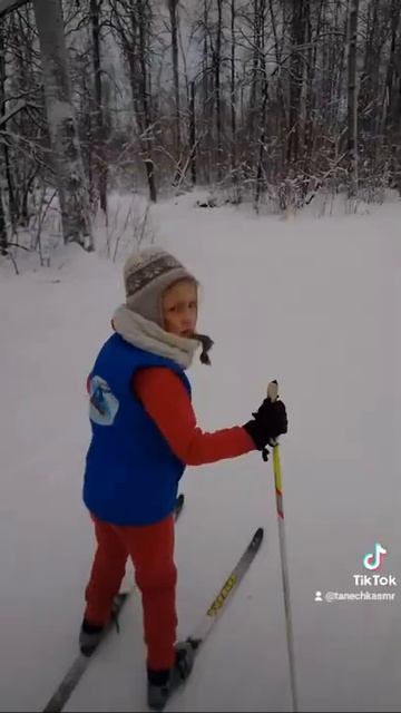 Учим Вову кататься на лыжах.