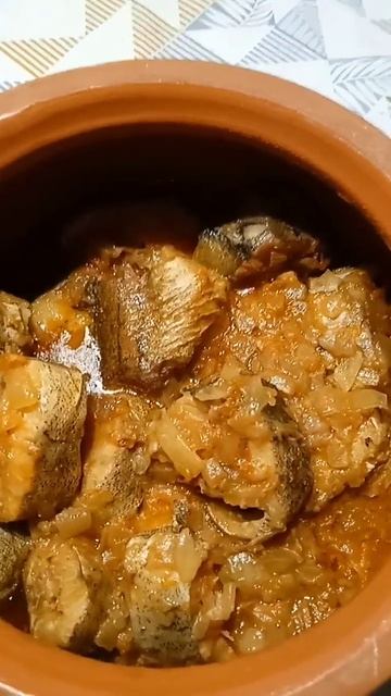 Минтай с луком и морковью тушеная