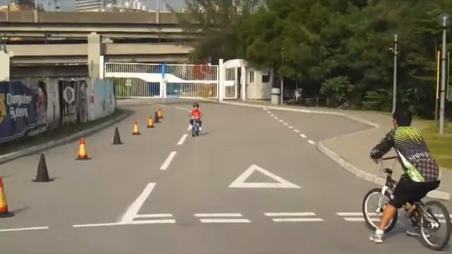 JasmineF 5Y (BMX..Oops!) and OwenF 3Y2M (zig-zag, feet up)