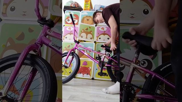 снимаю седло с велосипеда BMX