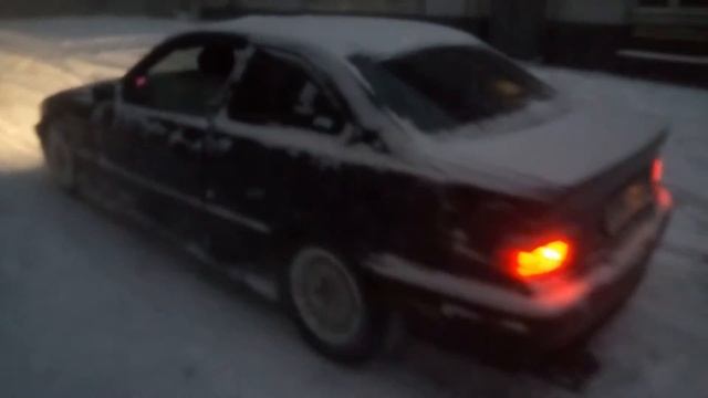 BMW e36 325is покоряет склон в снегопад