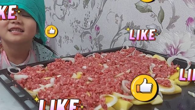 Айлин 5 лет шеф повар. Мясо по французский  вкусно) #funny #cutebaby #cooking #meat #5year #сook