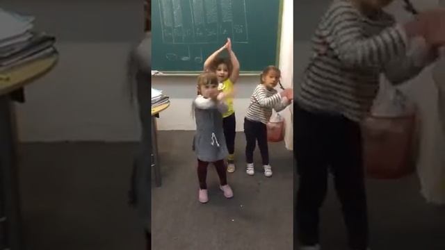 Masha y el Osho. Canción rusa. Grupo infantil.