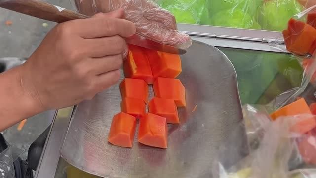 Освежающие фрукты на улицах Бангкока