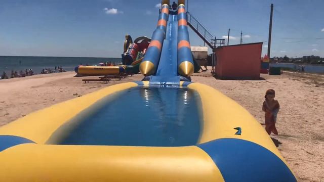 Катаемся на горках на пляже