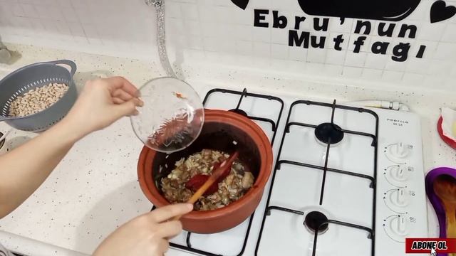 Enfes lezzetiyle güveçte ağır ağır pişen kuru fasulye nasıl yapılır? Etli kuru fasulye!