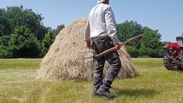 Сапа краще за гербіцид. Люцерну перевернув і з'їздив на калим.Будні села.