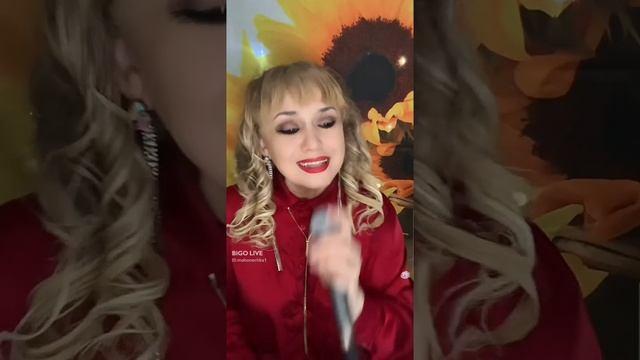 На теплоходе музыка играет...