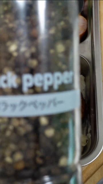 会社で自炊　ポータブル炊飯器で「ペペロンチーノ」「デミグラスソースハンバーグ・ポテトサラダチーズ添え」編 20220823