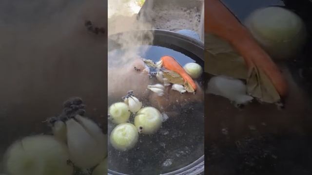 Свиная рулька в чугунном казане