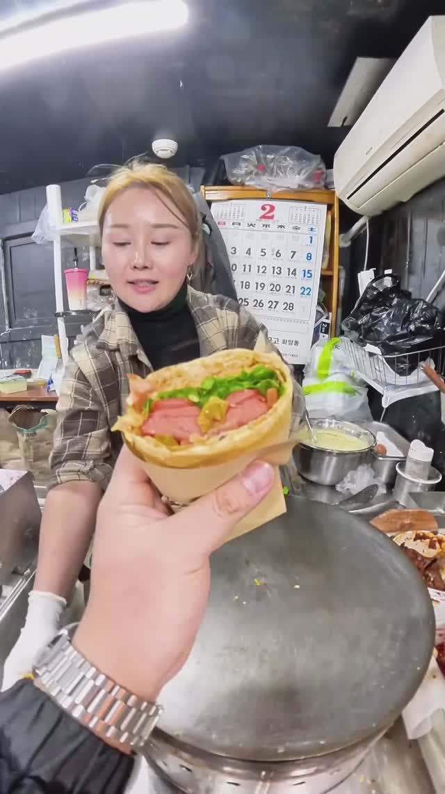 Корейский яичный блинчик с сосиской
