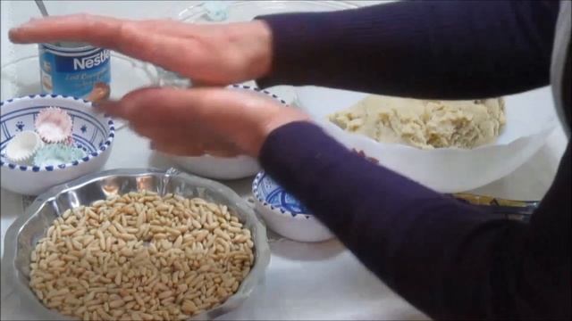 Boules d'amandes aux pignons de pin كعابر لوز ملفوف في البندق