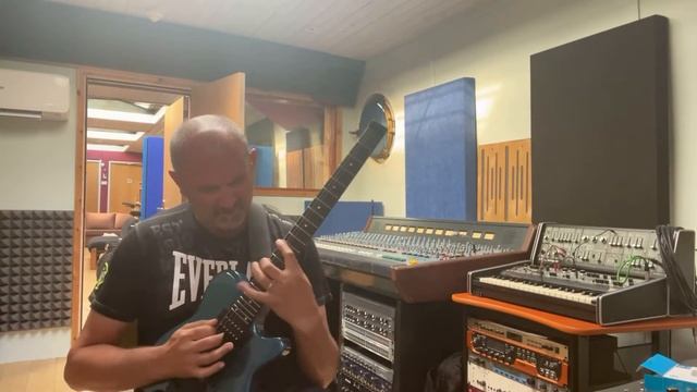 Enrico Pinna practicing with Holdsworth's crazy stuff