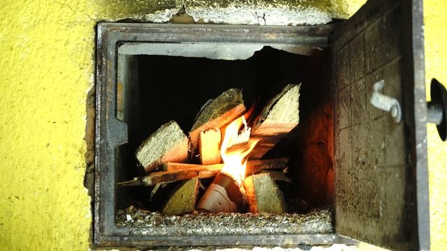 Растапливаю деревенскую печь. АСМР видео.