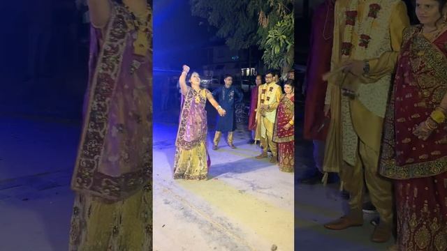 LO CHALI MAIN APNE DEVAR KI BARAT LEKE. Wedding dance video. Jethani Swag.. ( Monika Jigar Modh )