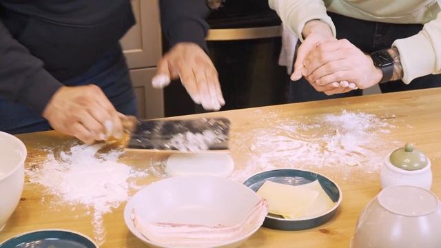 Пробуем сделать бутерброд из сырников