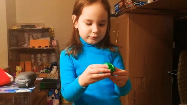 Антистресс из воздушного шарика с мукой и плюшевый зайка.