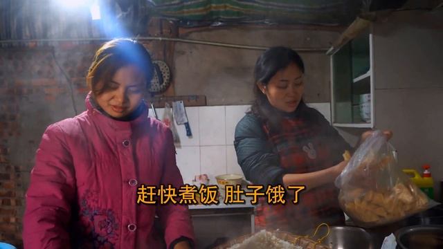 【超小厨】全家做四川魔芋，小杨下厨“咸菜炒腊肉”，媳妇的手艺就是牛，必须再来碗饭！