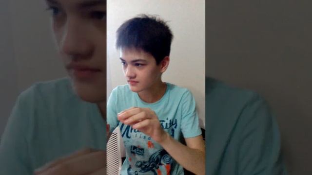 Мальчик ест лимон , не щурясь!