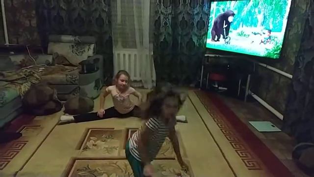 Девочки танцуют