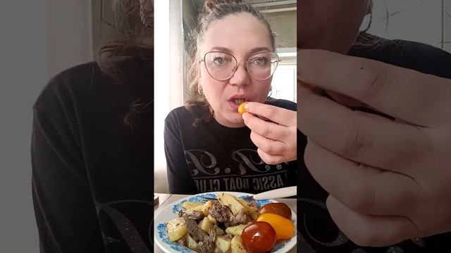 Вкуснятинка куриная печень тушеная с картошечкой и длмашними помидорки. Аппетита вам