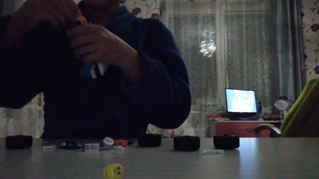 Собираю лего машину:)