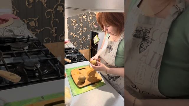 Сегодня на обед суп с клецками, жареная картошка с курицей и салат