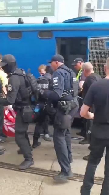 Украинская полиция давит протест против ЛГБТ...