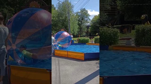 Аттракцион в шаре на воде для детей. Центральный парк, Барнаул