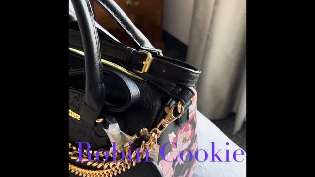 JUICY COUTURE DEBOSSED BLACK SPEEDY SATCHEL WITH PINK WHITE ROSE FLOWERS & Aldo purse charms cute 🥰