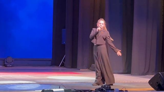 песня Моя страна, поёт в живую Александра Комолова