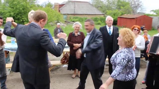 Танець під пісню "Выйду на улицу, гляну на село"
