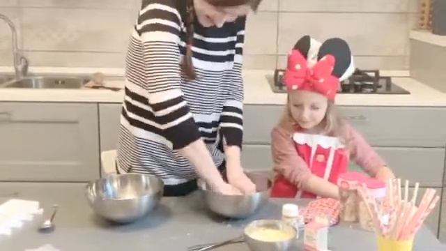 Minnie prepara cake pops supergolosi !!