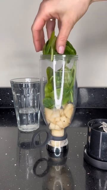 Green goodness: Banana, pear, and spinach smoothie recipe for a refreshing detox