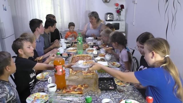 Пицца. Роллы. Обед большой компанией.