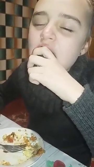 Вот так надо есть огурцы