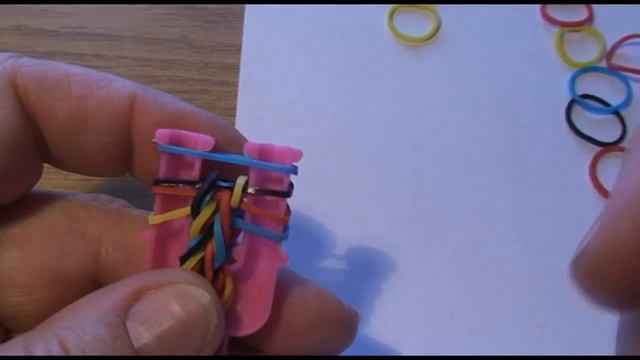 Браслет ЗЕБРА fish без станка на рогатке из резинок RAINBOW LOOM BANDS