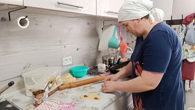 Готовимся к светлой Пасхи. Дети украшают куличи и красят яйца. Жизнь в деревне.